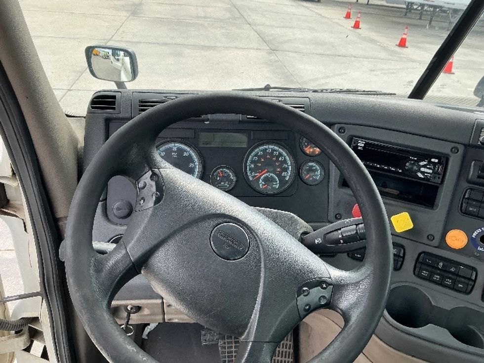 Day Cab Tractor-Heavy Duty Tractors-Freightliner-2017-Cascadia 11342ST-Hammond-LA-608,633\n\t\tmiles-$ 19,500 - Image 11