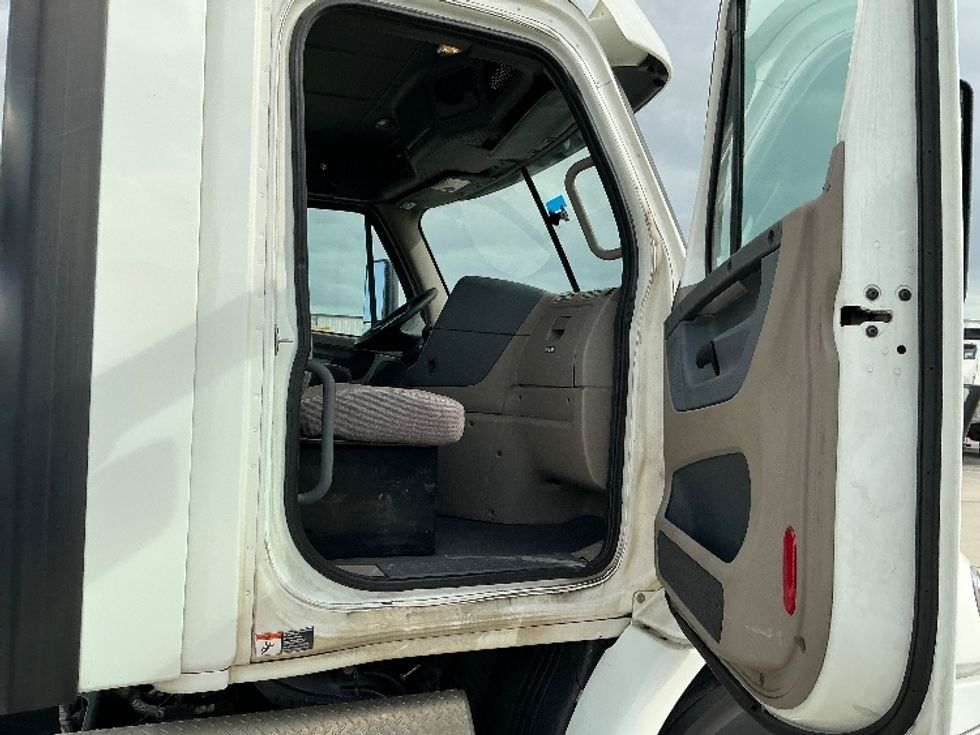 Day Cab Tractor-Heavy Duty Tractors-Freightliner-2017-Cascadia 11342ST-Hammond-LA-608,633\n\t\tmiles-$ 19,500 - Image 12