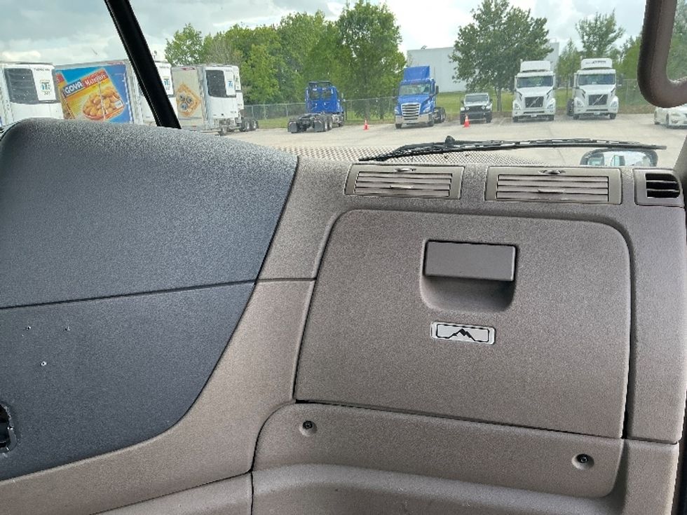 Day Cab Tractor-Heavy Duty Tractors-Freightliner-2017-Cascadia 11342ST-Hammond-LA-608,633\n\t\tmiles-$ 19,500 - Image 13