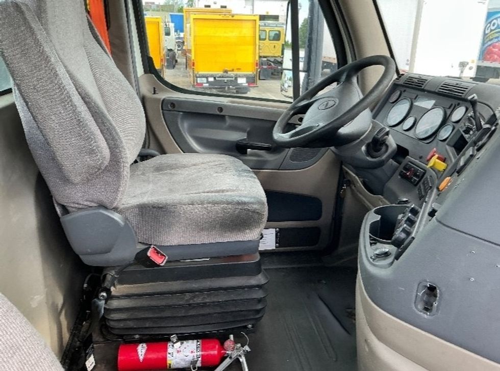 Day Cab Tractor-Heavy Duty Tractors-Freightliner-2017-Cascadia 11342ST-Hammond-LA-608,633\n\t\tmiles-$ 19,500 - Image 14