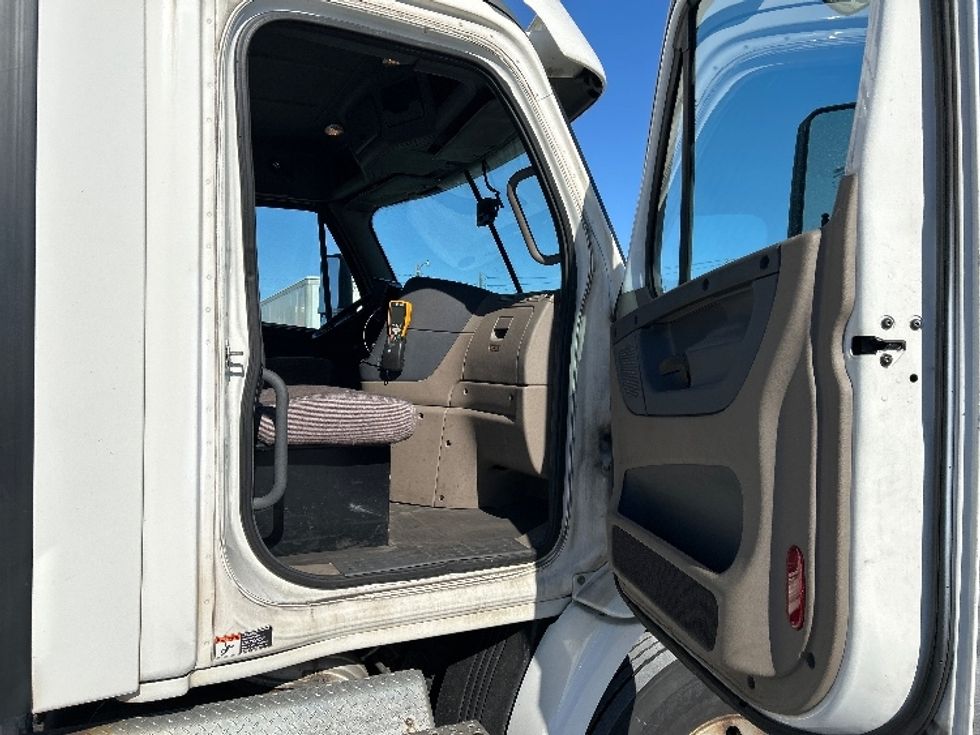 Day Cab Tractor-Heavy Duty Tractors-Freightliner-2017-Cascadia 11342ST-Harrisburg-PA-436,652\n\t\tmiles-$ 21,250 - Image 12