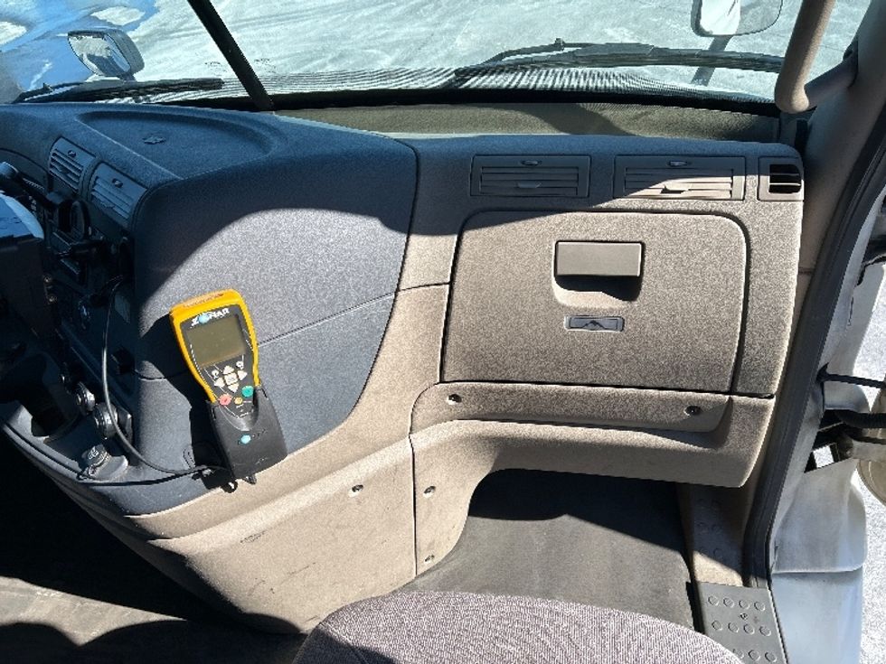 Day Cab Tractor-Heavy Duty Tractors-Freightliner-2017-Cascadia 11342ST-Harrisburg-PA-436,652\n\t\tmiles-$ 21,250 - Image 13