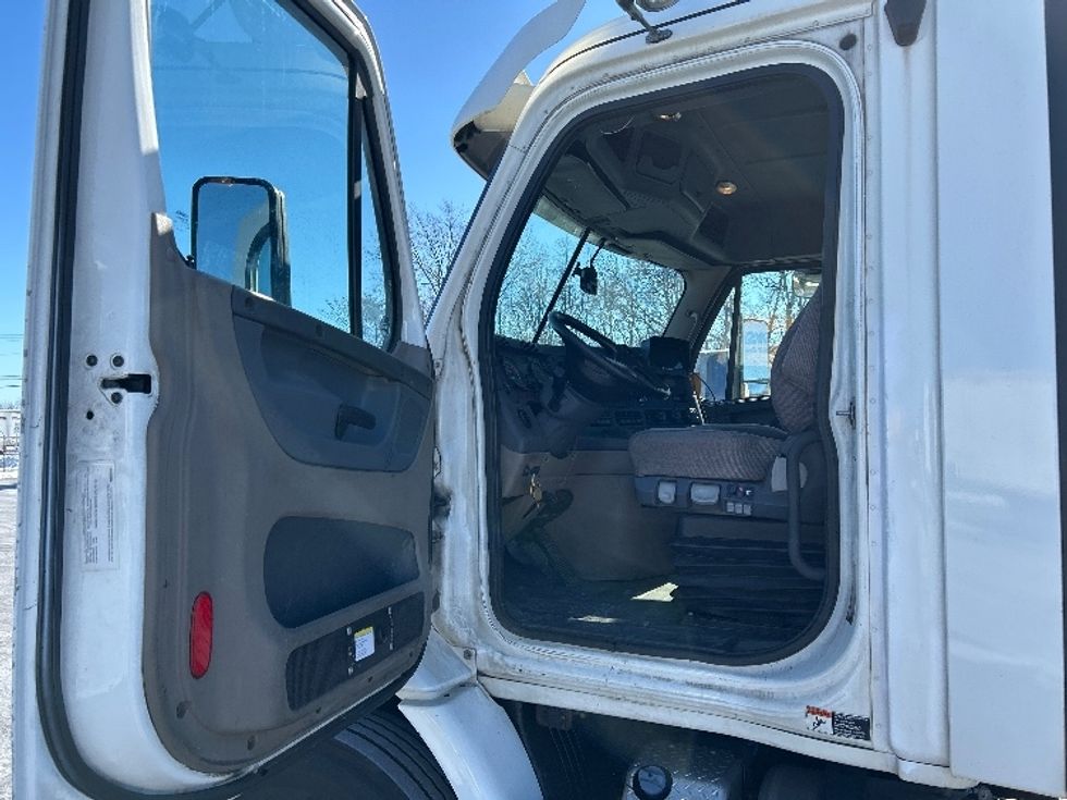 Day Cab Tractor-Heavy Duty Tractors-Freightliner-2017-Cascadia 11342ST-Harrisburg-PA-436,652\n\t\tmiles-$ 21,250 - Image 9