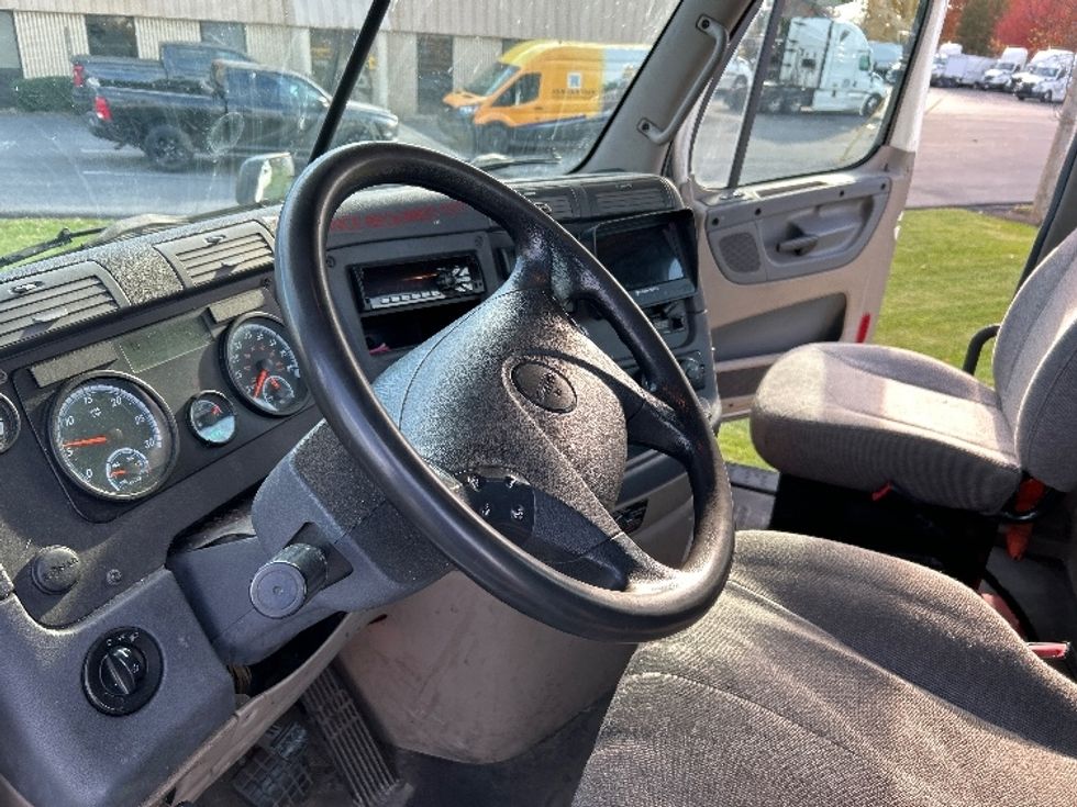 Day Cab Tractor-Heavy Duty Tractors-Freightliner-2017-Cascadia 11342ST-Harrisburg-PA-489,022\n\t\tmiles-$ 21,500 - Image 10
