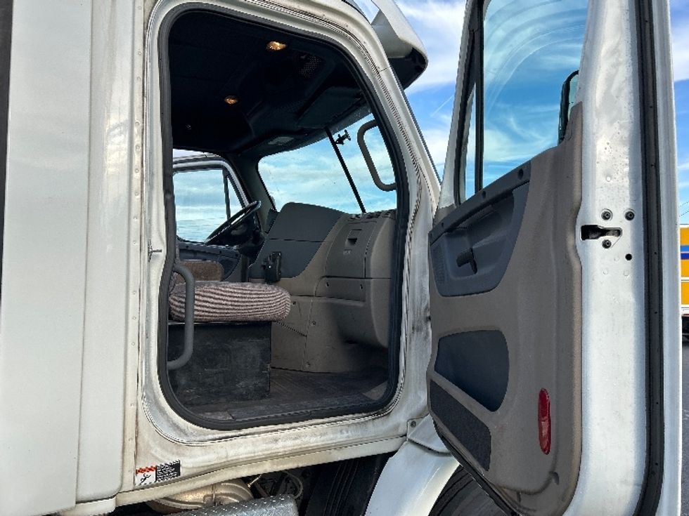 Day Cab Tractor-Heavy Duty Tractors-Freightliner-2017-Cascadia 11342ST-Harrisburg-PA-489,022\n\t\tmiles-$ 21,500 - Image 12