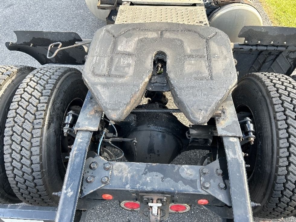 Day Cab Tractor-Heavy Duty Tractors-Freightliner-2017-Cascadia 11342ST-Harrisburg-PA-489,022\n\t\tmiles-$ 21,500 - Image 6