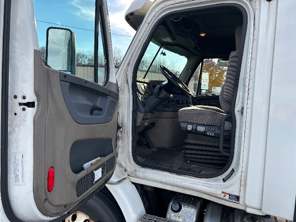 Day Cab Tractor-Heavy Duty Tractors-Freightliner-2017-Cascadia 11342ST-Harrisburg-PA-489,022\n\t\tmiles-$ 21,500 - Image 9