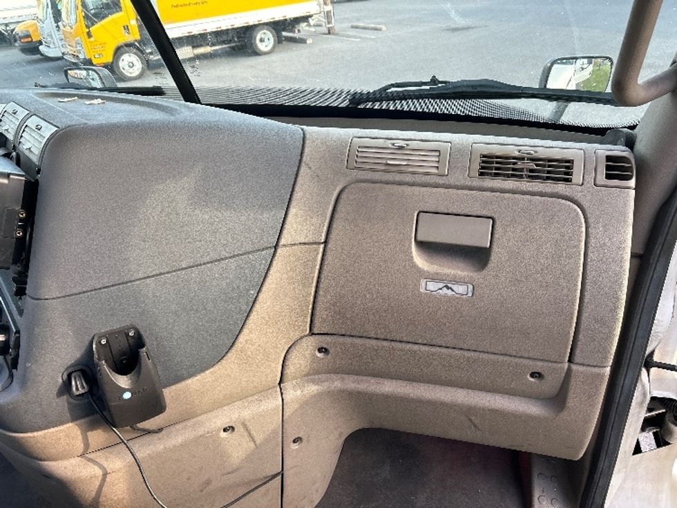 Day Cab Tractor-Heavy Duty Tractors-Freightliner-2017-Cascadia 11342ST-Harrisburg-PA-500,211\n\t\tmiles-$ 20,500 - Image 13