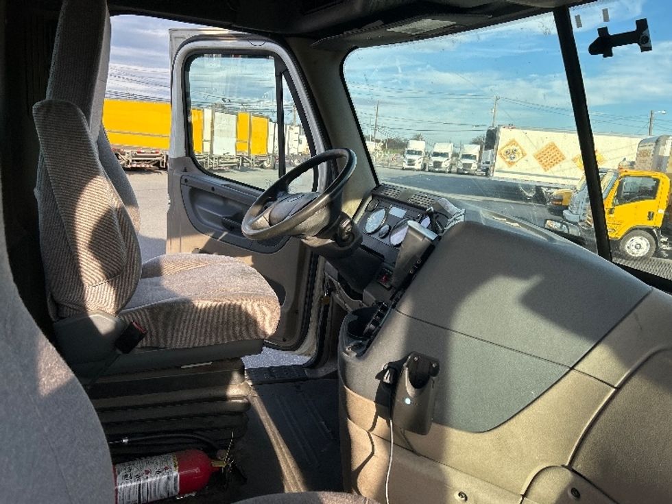 Day Cab Tractor-Heavy Duty Tractors-Freightliner-2017-Cascadia 11342ST-Harrisburg-PA-500,211\n\t\tmiles-$ 20,500 - Image 14