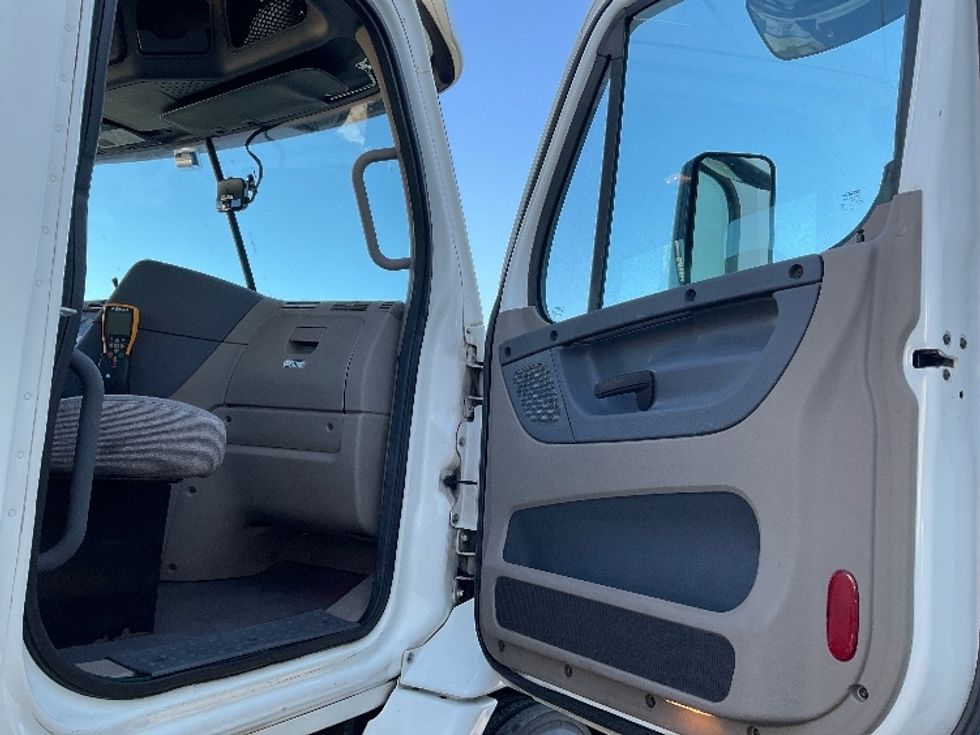 Day Cab Tractor-Heavy Duty Tractors-Freightliner-2017-Cascadia 11342ST-Harrisburg-PA-507,997\n\t\tmiles-$ 24,250 - Image 12