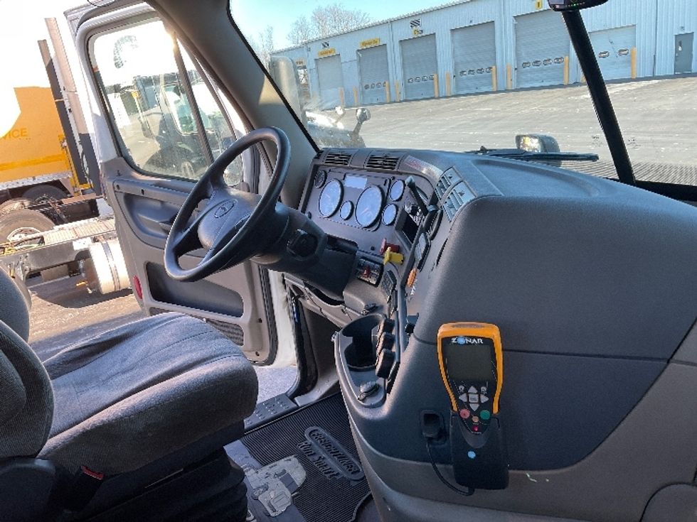 Day Cab Tractor-Heavy Duty Tractors-Freightliner-2017-Cascadia 11342ST-Harrisburg-PA-507,997\n\t\tmiles-$ 24,250 - Image 14