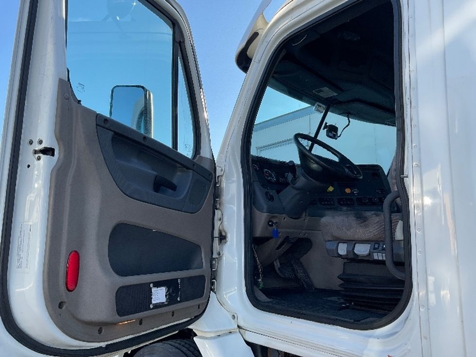 Day Cab Tractor-Heavy Duty Tractors-Freightliner-2017-Cascadia 11342ST-Harrisburg-PA-507,997\n\t\tmiles-$ 24,250 - Image 9