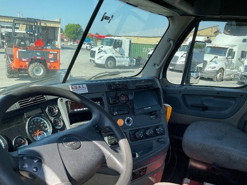 Day Cab Tractor-Heavy Duty Tractors-Freightliner-2017-Cascadia 11342ST-Harrisburg-PA-511,036\n\t\tmiles-$ 22,500 - Image 10