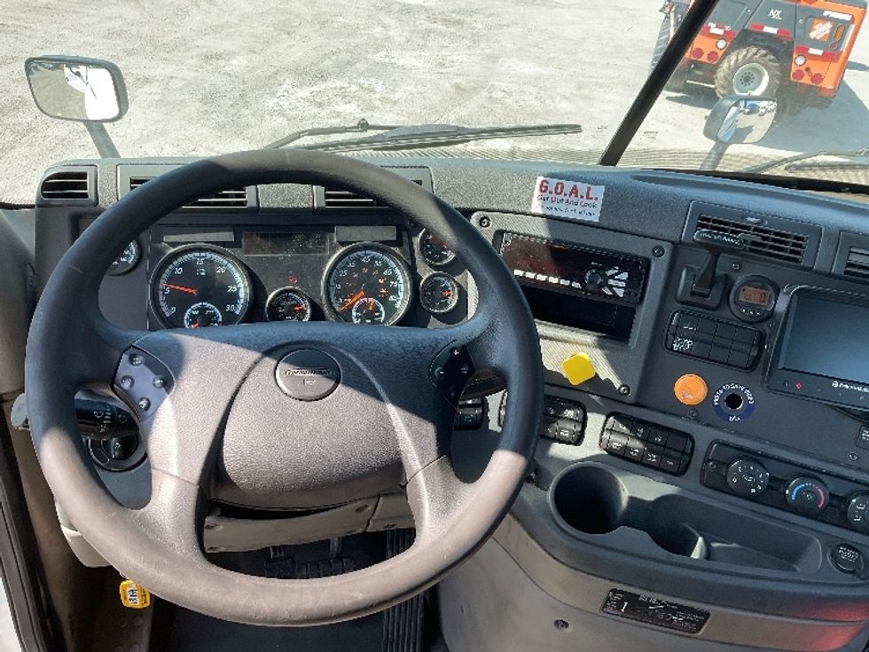 Day Cab Tractor-Heavy Duty Tractors-Freightliner-2017-Cascadia 11342ST-Harrisburg-PA-511,036\n\t\tmiles-$ 22,500 - Image 11