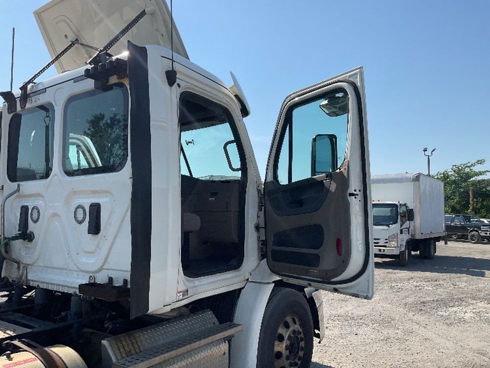 Day Cab Tractor-Heavy Duty Tractors-Freightliner-2017-Cascadia 11342ST-Harrisburg-PA-511,036\n\t\tmiles-$ 22,500 - Image 12