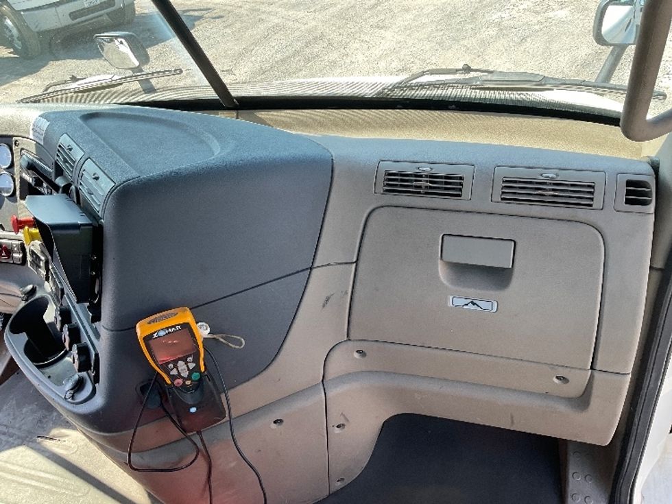 Day Cab Tractor-Heavy Duty Tractors-Freightliner-2017-Cascadia 11342ST-Harrisburg-PA-511,036\n\t\tmiles-$ 22,500 - Image 13