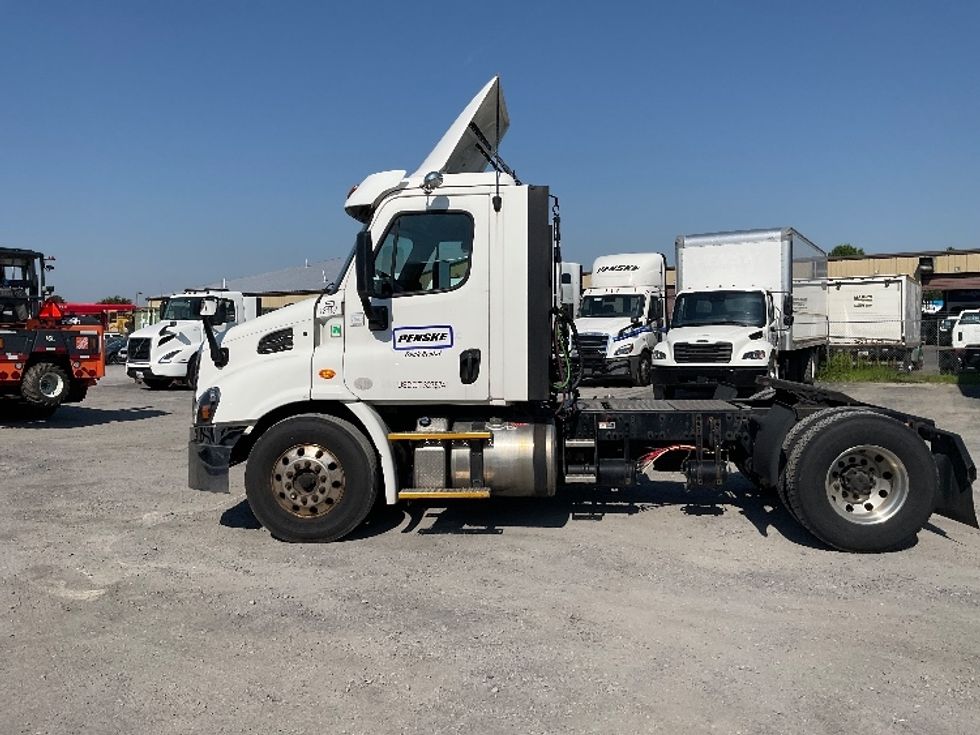 Day Cab Tractor-Heavy Duty Tractors-Freightliner-2017-Cascadia 11342ST-Harrisburg-PA-511,036\n\t\tmiles-$ 22,500 - Image 4