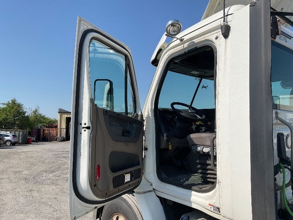 Day Cab Tractor-Heavy Duty Tractors-Freightliner-2017-Cascadia 11342ST-Harrisburg-PA-511,036\n\t\tmiles-$ 22,500 - Image 9