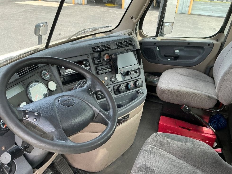 Day Cab Tractor-Heavy Duty Tractors-Freightliner-2017-Cascadia 11342ST-Harrisburg-PA-535,861\n\t\tmiles-$ 21,000 - Image 10