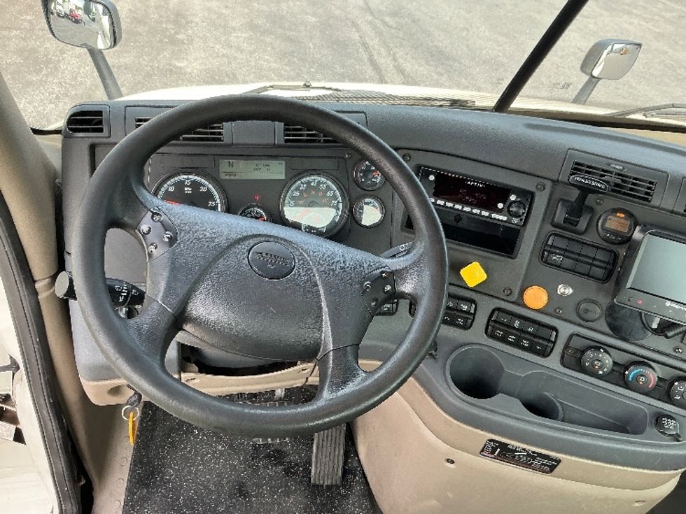 Day Cab Tractor-Heavy Duty Tractors-Freightliner-2017-Cascadia 11342ST-Harrisburg-PA-535,861\n\t\tmiles-$ 21,000 - Image 11