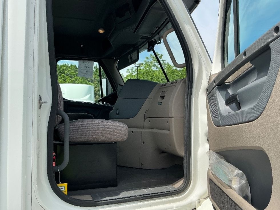 Day Cab Tractor-Heavy Duty Tractors-Freightliner-2017-Cascadia 11342ST-Harrisburg-PA-535,861\n\t\tmiles-$ 21,000 - Image 12