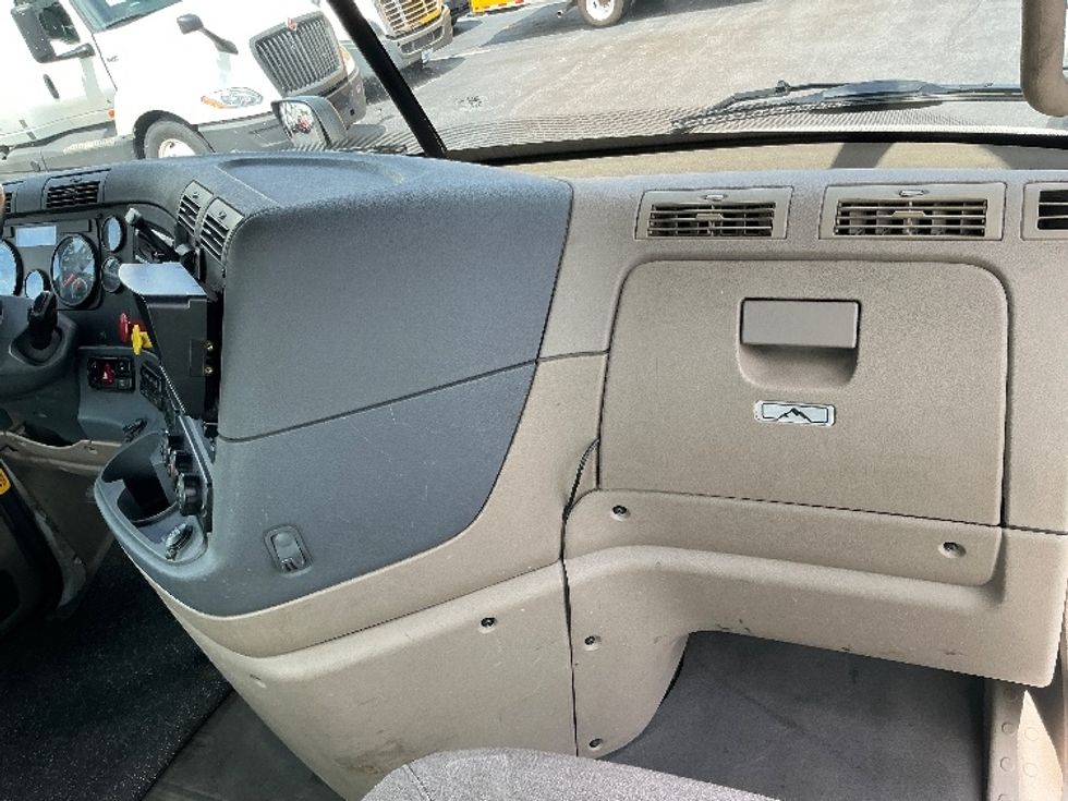 Day Cab Tractor-Heavy Duty Tractors-Freightliner-2017-Cascadia 11342ST-Harrisburg-PA-535,861\n\t\tmiles-$ 21,000 - Image 13