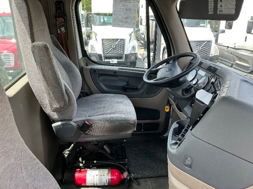 Day Cab Tractor-Heavy Duty Tractors-Freightliner-2017-Cascadia 11342ST-Harrisburg-PA-535,861\n\t\tmiles-$ 21,000 - Image 14