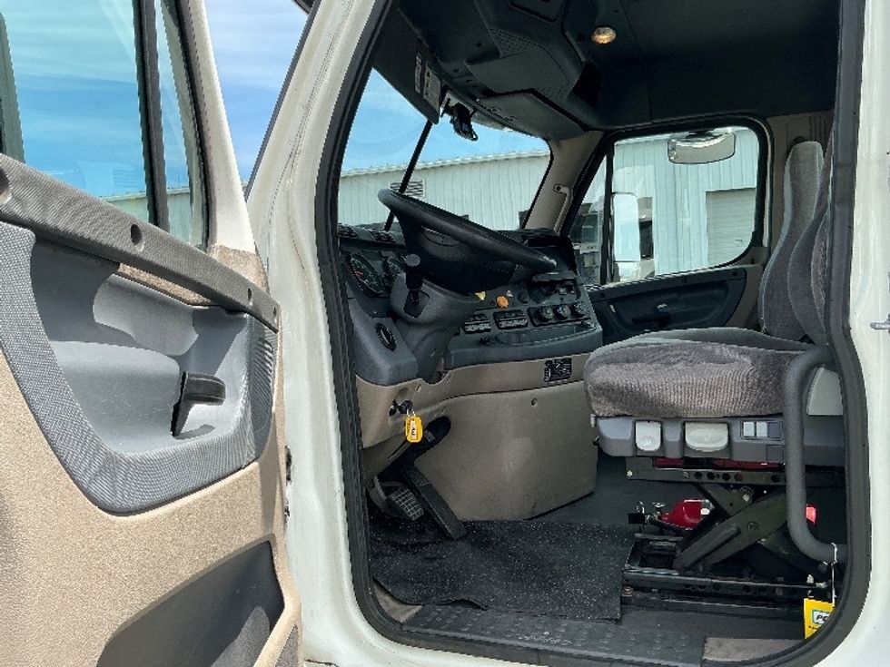 Day Cab Tractor-Heavy Duty Tractors-Freightliner-2017-Cascadia 11342ST-Harrisburg-PA-535,861\n\t\tmiles-$ 21,000 - Image 9