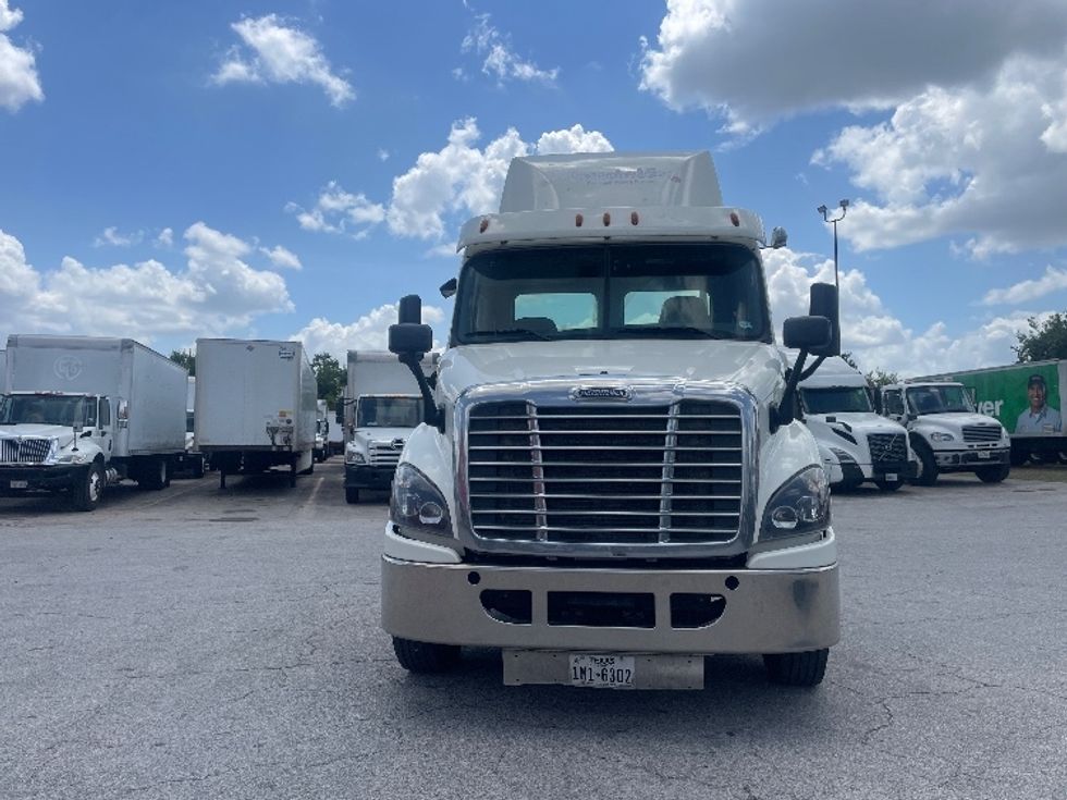 Day Cab Tractor-Heavy Duty Tractors-Freightliner-2017-Cascadia 11342ST-Houston-TX-328,370\n\t\tmiles-$ 31,750 - Image 2