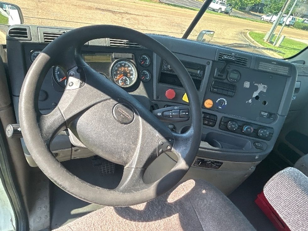 Day Cab Tractor-Heavy Duty Tractors-Freightliner-2017-Cascadia 11342ST-Jackson-MS-603,052\n\t\tmiles-$ 16,750 - Image 11