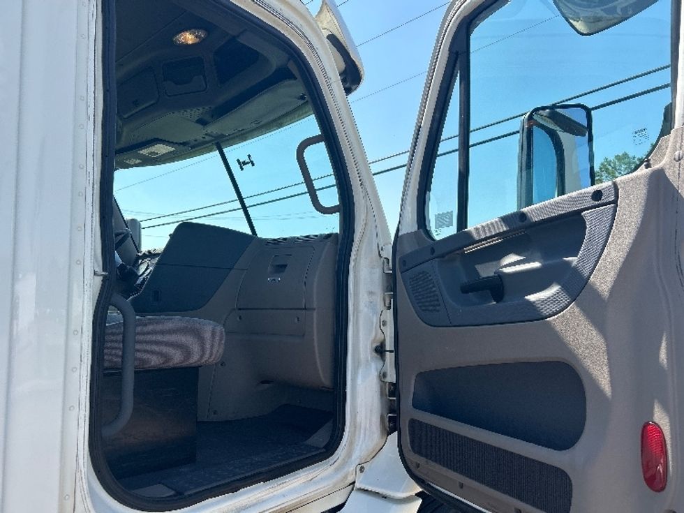 Day Cab Tractor-Heavy Duty Tractors-Freightliner-2017-Cascadia 11342ST-Jackson-MS-603,052\n\t\tmiles-$ 16,750 - Image 12