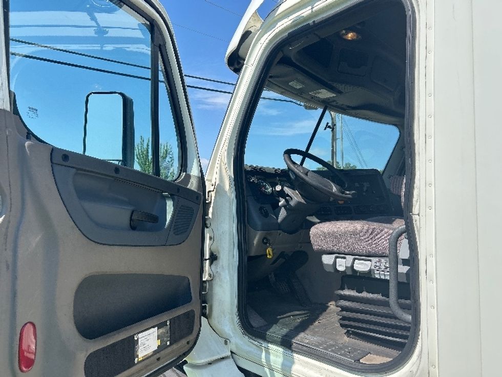 Day Cab Tractor-Heavy Duty Tractors-Freightliner-2017-Cascadia 11342ST-Jackson-MS-603,052\n\t\tmiles-$ 16,750 - Image 9