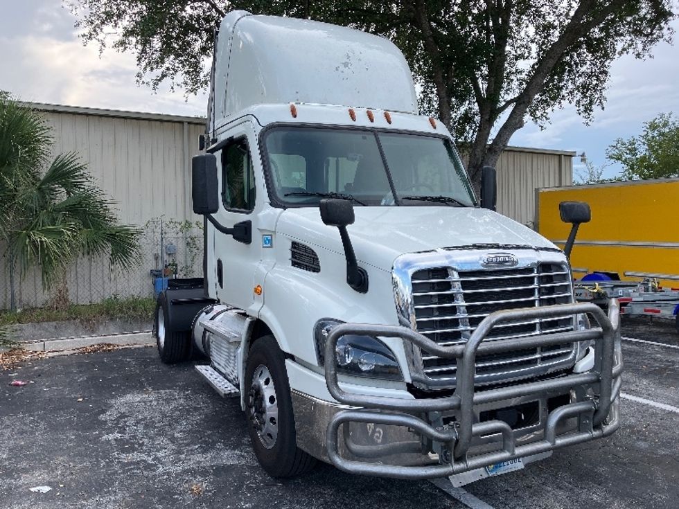 Used Freightliner Cascadia 11342ST Day Cab Trucks for Sale Penske