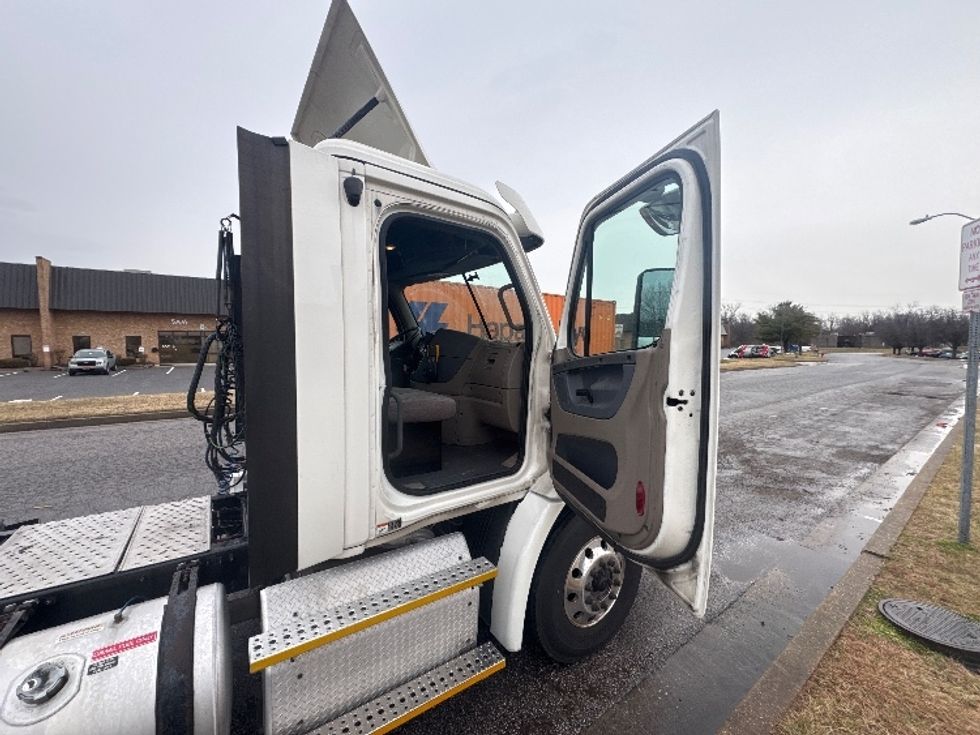 Day Cab Tractor-Heavy Duty Tractors-Freightliner-2017-Cascadia 11342ST-Jessup-MD-458,452\n\t\tmiles-$ 20,750 - Image 11