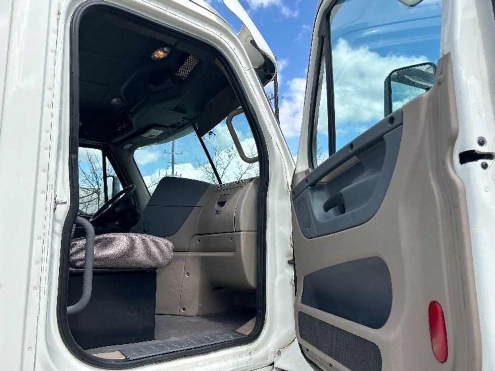 Day Cab Tractor-Heavy Duty Tractors-Freightliner-2017-Cascadia 11342ST-Katy-TX-385,423\n\t\tmiles-$ 25,500 - Image 12