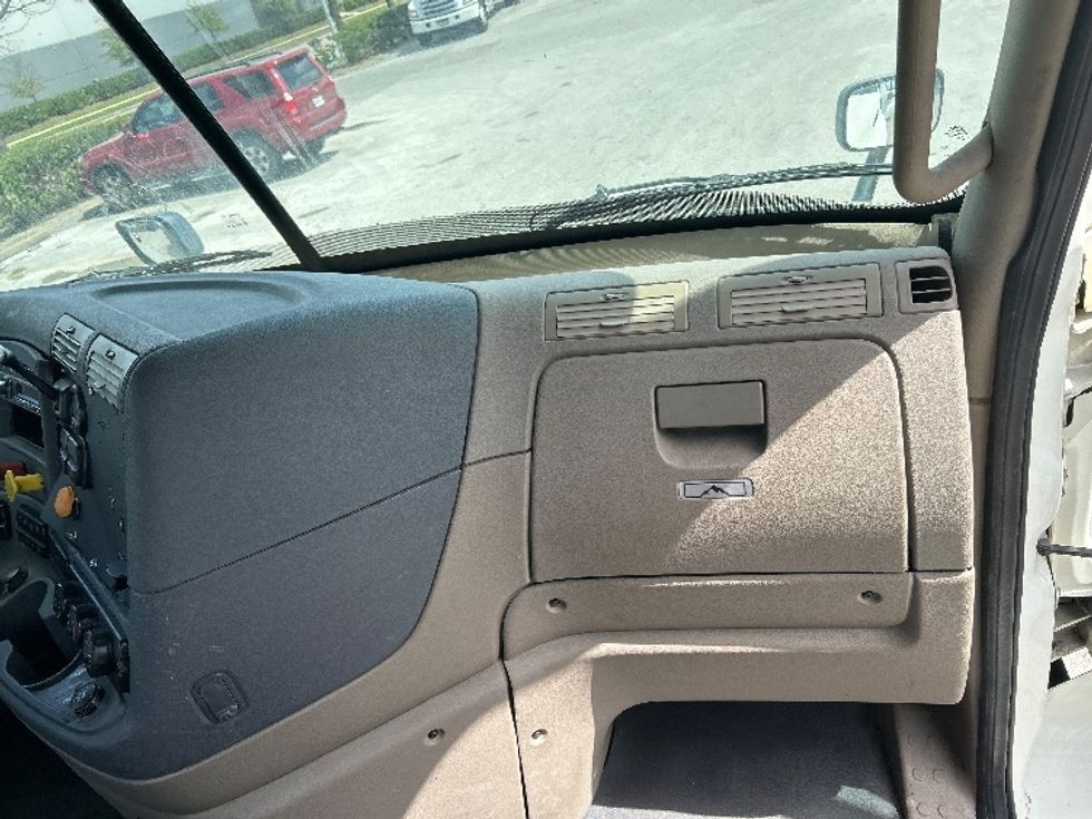 Day Cab Tractor-Heavy Duty Tractors-Freightliner-2017-Cascadia 11342ST-Katy-TX-385,423\n\t\tmiles-$ 25,500 - Image 13