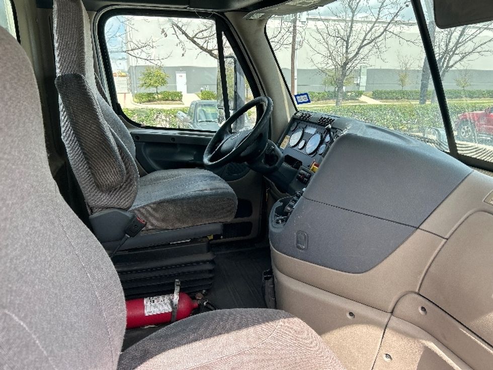 Day Cab Tractor-Heavy Duty Tractors-Freightliner-2017-Cascadia 11342ST-Katy-TX-385,423\n\t\tmiles-$ 25,500 - Image 14