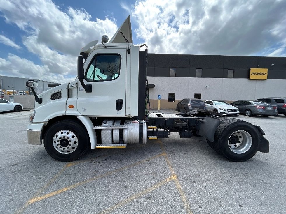 Day Cab Tractor-Heavy Duty Tractors-Freightliner-2017-Cascadia 11342ST-Katy-TX-385,423\n\t\tmiles-$ 25,500 - Image 4