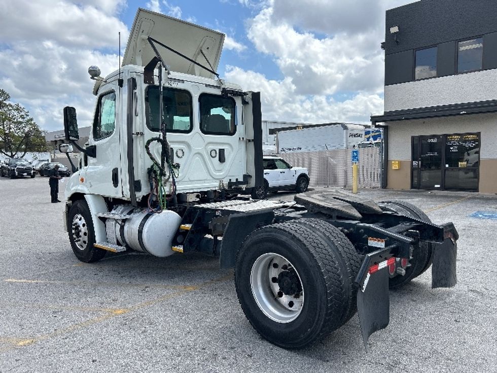 Day Cab Tractor-Heavy Duty Tractors-Freightliner-2017-Cascadia 11342ST-Katy-TX-385,423\n\t\tmiles-$ 25,500 - Image 5