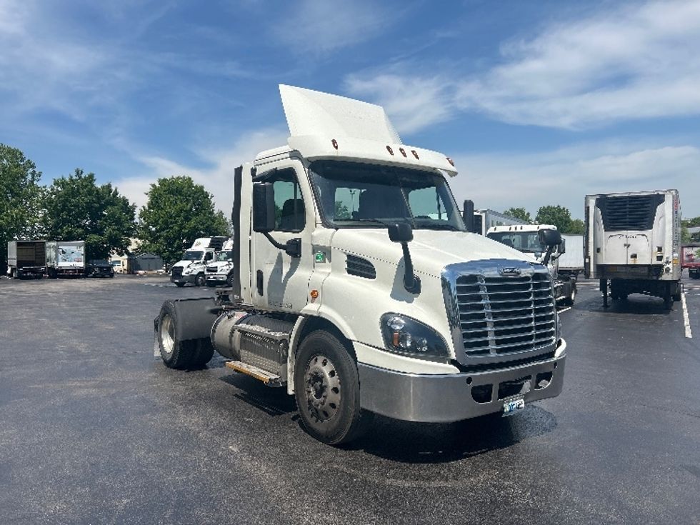 Day Cab Tractor-Heavy Duty Tractors-Freightliner-2017-Cascadia 11342ST-Louisville-KY-328,136\n\t\tmiles-$ 25,250 - Image 1