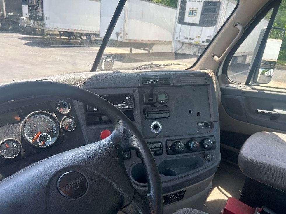 Day Cab Tractor-Heavy Duty Tractors-Freightliner-2017-Cascadia 11342ST-Louisville-KY-328,136\n\t\tmiles-$ 25,250 - Image 10