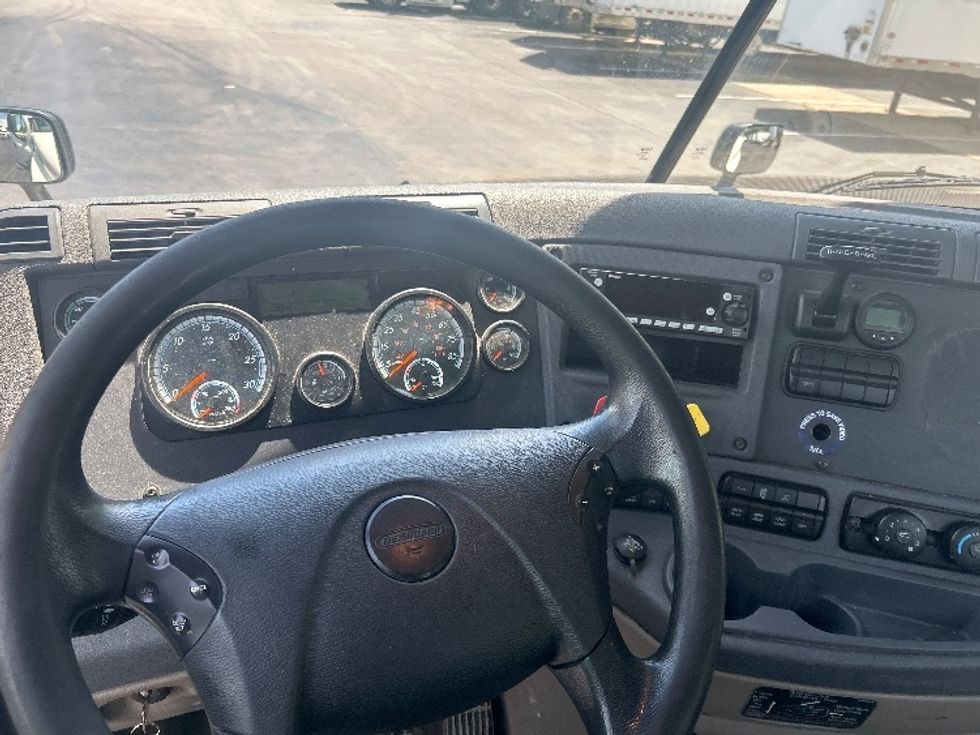 Day Cab Tractor-Heavy Duty Tractors-Freightliner-2017-Cascadia 11342ST-Louisville-KY-328,136\n\t\tmiles-$ 25,250 - Image 11