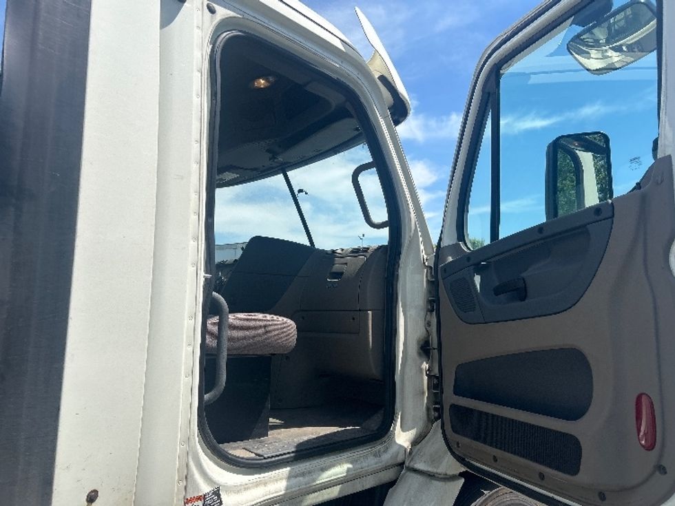 Day Cab Tractor-Heavy Duty Tractors-Freightliner-2017-Cascadia 11342ST-Louisville-KY-328,136\n\t\tmiles-$ 25,250 - Image 12