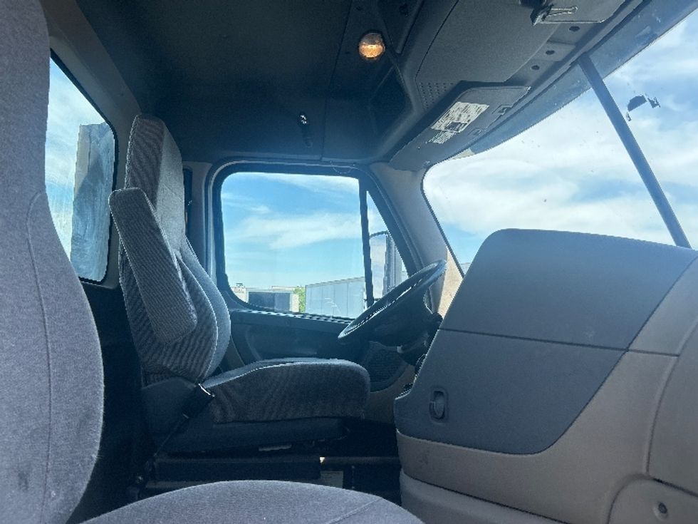 Day Cab Tractor-Heavy Duty Tractors-Freightliner-2017-Cascadia 11342ST-Louisville-KY-328,136\n\t\tmiles-$ 25,250 - Image 14