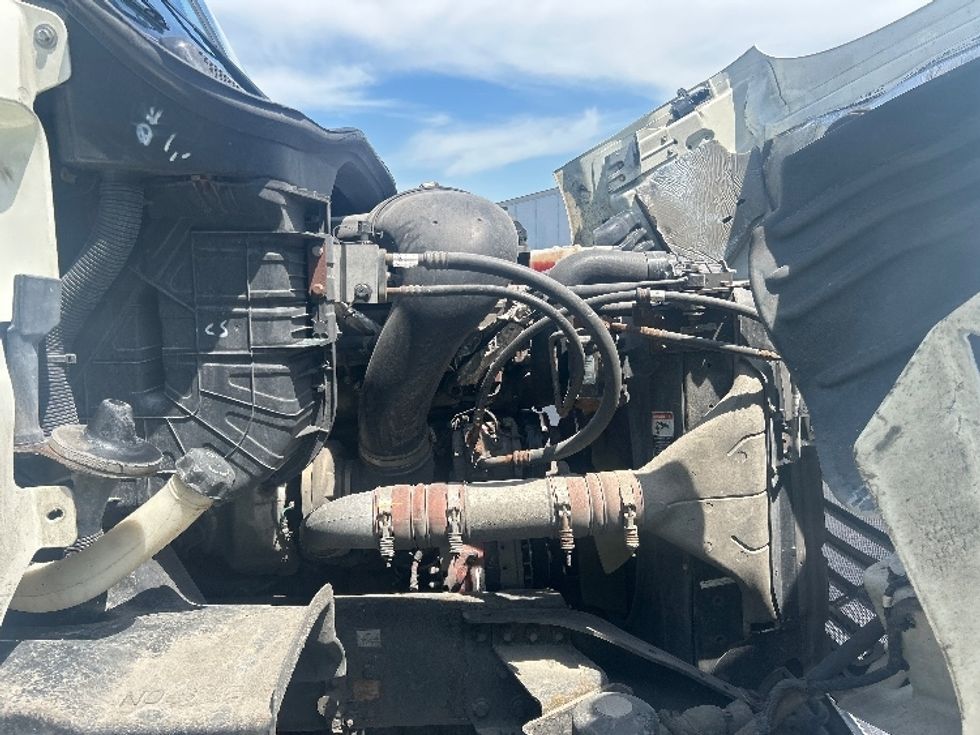 Day Cab Tractor-Heavy Duty Tractors-Freightliner-2017-Cascadia 11342ST-Louisville-KY-328,136\n\t\tmiles-$ 25,250 - Image 15
