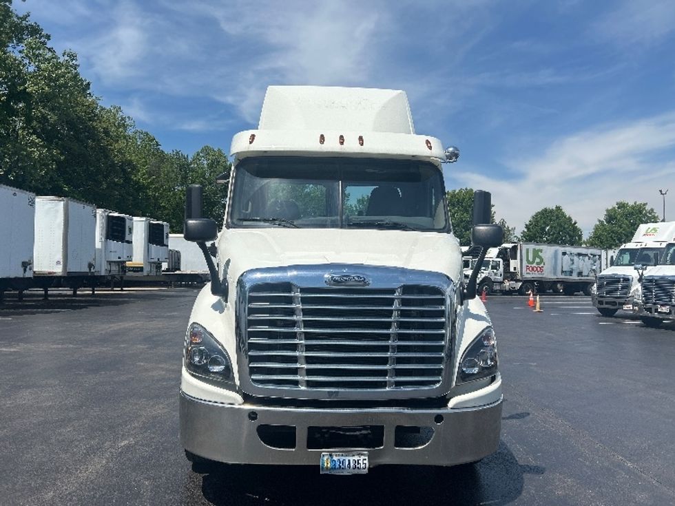 Day Cab Tractor-Heavy Duty Tractors-Freightliner-2017-Cascadia 11342ST-Louisville-KY-328,136\n\t\tmiles-$ 25,250 - Image 2
