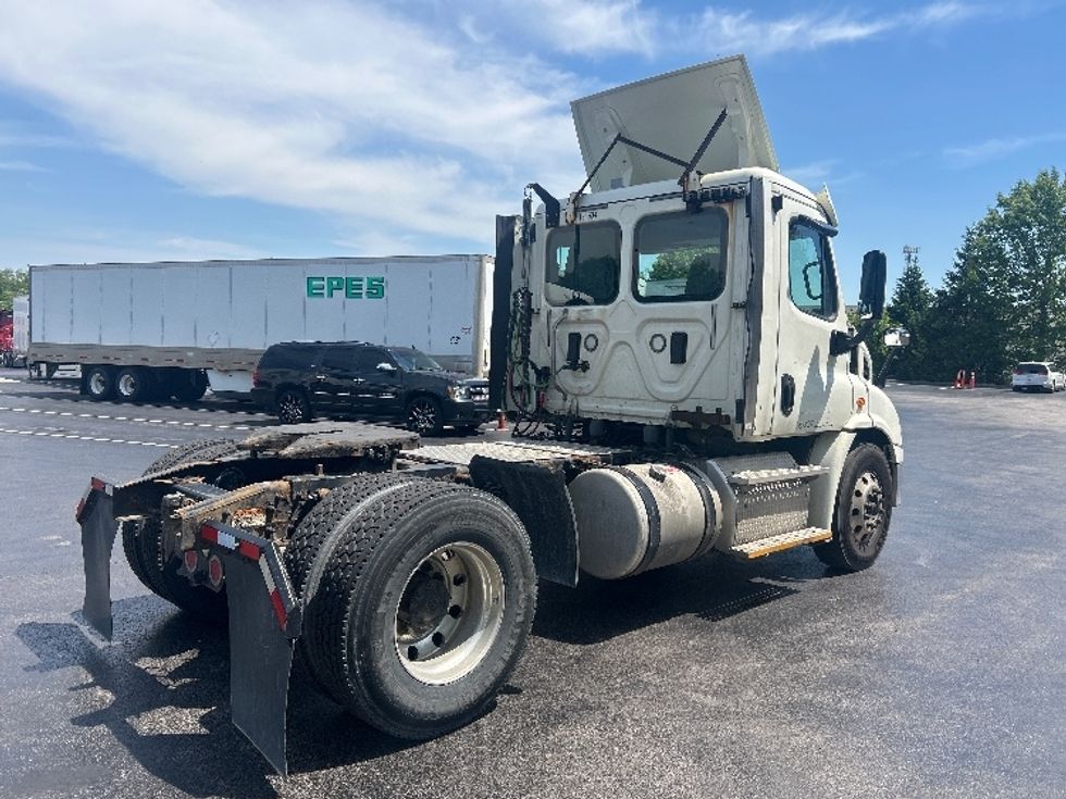 Day Cab Tractor-Heavy Duty Tractors-Freightliner-2017-Cascadia 11342ST-Louisville-KY-328,136\n\t\tmiles-$ 25,250 - Image 7