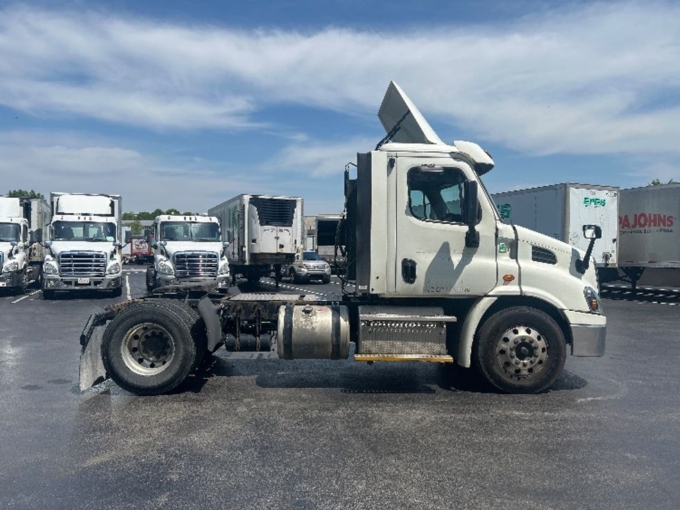 Day Cab Tractor-Heavy Duty Tractors-Freightliner-2017-Cascadia 11342ST-Louisville-KY-328,136\n\t\tmiles-$ 25,250 - Image 8