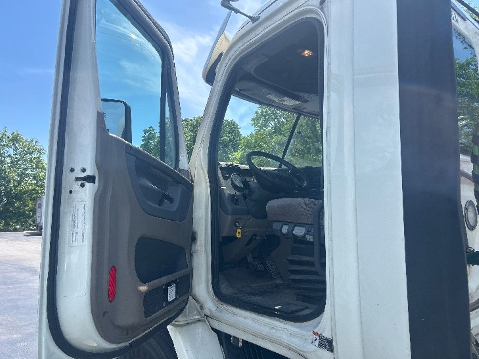 Day Cab Tractor-Heavy Duty Tractors-Freightliner-2017-Cascadia 11342ST-Louisville-KY-328,136\n\t\tmiles-$ 25,250 - Image 9