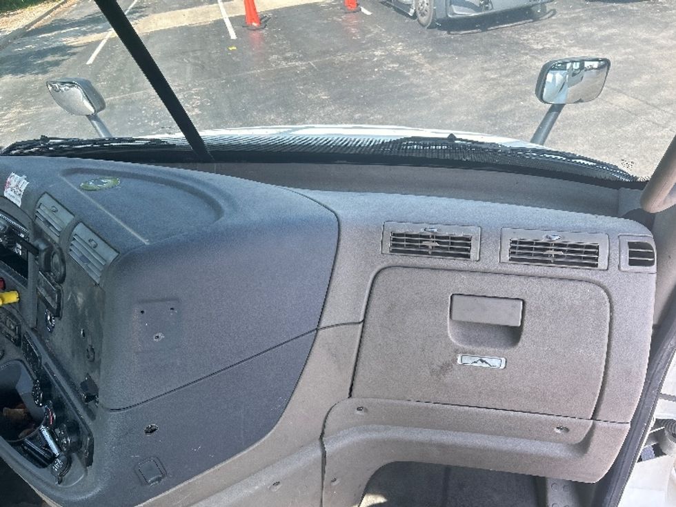 Day Cab Tractor-Heavy Duty Tractors-Freightliner-2017-Cascadia 11342ST-Louisville-KY-541,566\n\t\tmiles-$ 21,750 - Image 13
